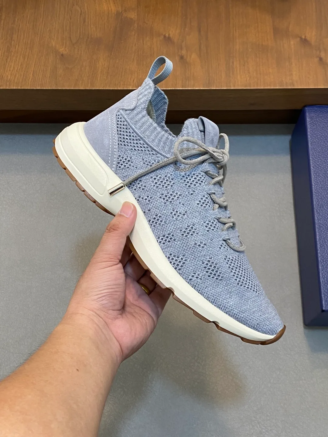 Factory price: 438💰Dior’s latest men’s fashion sneakers. This item draws inspiration from retro jogging shoes. Featuring a thick, low-top design, it features a mesh fabric upper and an ultra-light rubber foam sole. The side is decorated with an embossed "Di~r" logo. Code number: 39-44 (order 38, 45, 46)